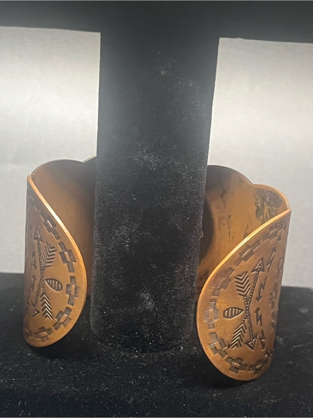 Vintage 1970s Solid Copper Wide Southwestern Embossed Cuff Bracelet - Picture 3 of 10